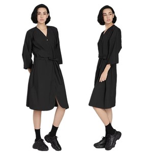 <span class=keywords><strong>Bata</strong></span> de salón impermeable de poliéster <span class=keywords><strong>para</strong></span> corte de <span class=keywords><strong>pelo</strong></span> con logotipo personalizado, <span class=keywords><strong>bata</strong></span> con cierre a presión, batas y batas de salón de uso diario Unisex - Product Image 2