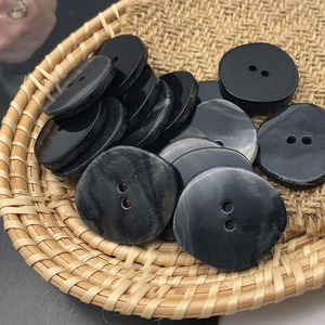 2025 falda ecológica para mujer botones decorativos de resina 2-4 agujeros abrigo de costura a mano botón Irregular de resina - Product Image 1