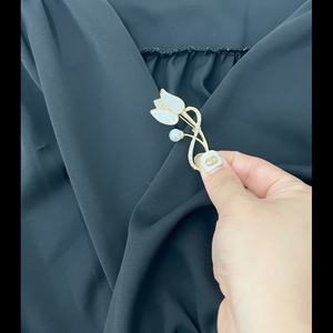 Spilla alla moda con tulipano di perle accessorio per abito elegante - Product Image 1