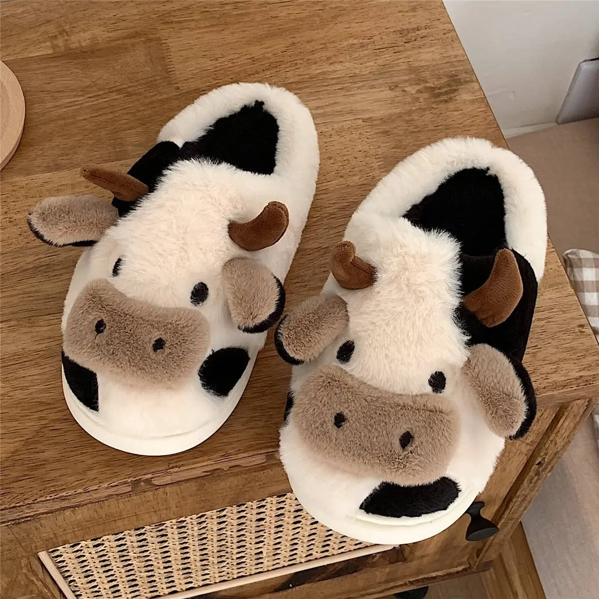 Xxxyixiतियाओ प्यारा गाय फ़ज़ी पशु प्लश चप्पल गर्म घर के अंदर सर्दियों के जूते महिलाओं के लिए सर्दियों चप्पल