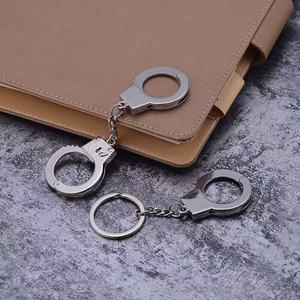 Mini porte-clés en métal tendance, porte-clés fantaisie en alliage de dessin animé avec accessoires amusants, mousqueton pour clés - Product Image 1
