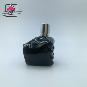 Flacon de <span class=keywords><strong>parfum</strong></span> en verre noir de luxe de 80 ml en forme de <span class=keywords><strong>poing</strong></span> avec bouchon en aluminium noir - Product Image 1