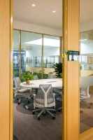 Poste de travail moderne avec cadre en aluminium flexible et personnalisable, mur en verre intelligent pour bureau, école, entrepôt