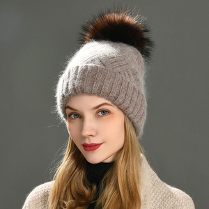 Fabricants de bonnets d'hiver <span class=keywords><strong>pour</strong></span> femmes en cachemire <span class=keywords><strong>tricot</strong></span>é avec pompon en fourrure véritable, à rayures et à revers, de luxe, en gros - Product Image 1
