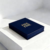 Boîte à T-shirt en carton rigide de style livre noir, écologique et personnalisée, avec logo en or estampé à chaud et fermeture magnétique