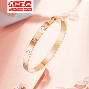 Pulseras Clásicas de Moda con Cierre a Presión para Hombre y Mujer en Oro Rosa de 18k con Flor de Cuatro Hojas de la Suerte con Incrustaciones de Titanio - Product Image 1