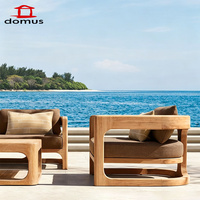 Ensemble de canapés d'extérieur en rotin et bois massif de style moderne et contemporain avec table basse pour une détente confortable dans le salon et l'appartement