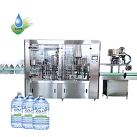 Équipement compact monobloc de remplissage, bouchage et étiquetage en acier inoxydable de 5 litres pour usine d'eau minérale