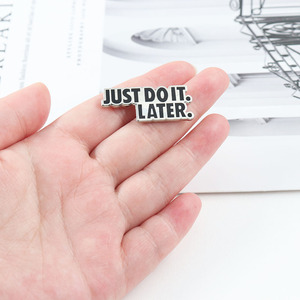 Lo haré más tarde con un pin esmaltado en inglés, un regalo para procrastinadores. - Product Image 2