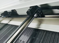 Machine laser CO2 150W à alimentation automatique pour la découpe de textiles CNC contrôlée par logiciel nouveaux vêtements en tissu sur 1812 1814