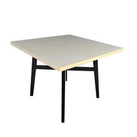 Table de restaurant carrée personnalisable, plateau en bois clair avec structure en métal noir pour projets hôteliers en intérieur