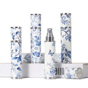 ขวดน้ำหอมแก้วลายหนังแกะขนาดเล็ก 10 มล. สีน้ำเงินขาวลายคราม พิมพ์ลายซิลค์สกรีน พร้อมหัวฉีดแบบปั๊ม - Product Image 1