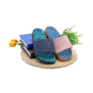 Henghao Groothandel Op Maat Gemaakte Slippers PU Zool Fabriek Direct Diep Op Maat Ontworpen Zachte Kussen Anti-<span class=keywords><strong>Slip</strong></span> Snelle Levering Sandalen - Product Image 3