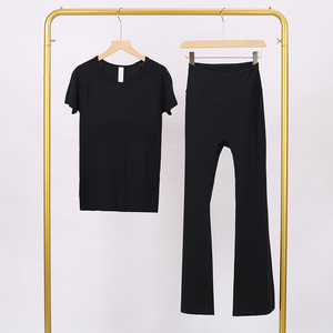 Ensemble T-shirt Manches Courtes Ultra Doux Qualité Premium 1:1 et Pantalon Évasé, Logo Personnalisé, Stock Vierge, MOQ 2 Pièces, Tenue de Sport et Yoga 2 Pièces - Product Image 5