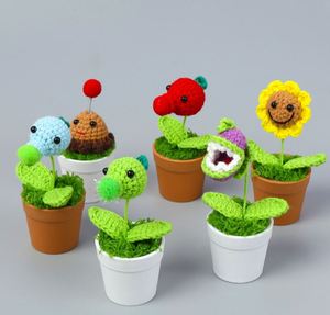 Miniatura all'uncinetto del Fiore Mangia-Uomini di Sagittario, Decorazione da Scrivania o Auto, Piccolo Regalo per Studenti - Product Image 1