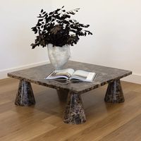 Table basse en marbre foncé Emperado avec quatre pieds cylindriques