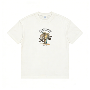 Ropa Urbana Espiritual para Hombre, Camiseta con Frase 'Incluso el Viento y las Olas se Rinden a Él' con Arte Tropical, Color Beige/Blanco, Corte Holgado - Product Image 2