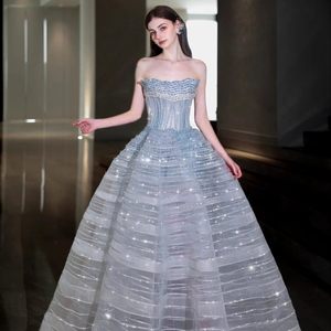 <span class=keywords><strong>Abito</strong></span> <span class=keywords><strong>da</strong></span> <span class=keywords><strong>Sposa</strong></span> Formale di Lusso con Corsetto Trasparente <span class=keywords><strong>a</strong></span> <span class=keywords><strong>Righe</strong></span> Glitterate Blu Polvere Scintillante e Perline - Product Image 1