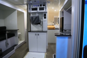 Caravane fonctionnelle ECOCAMPOR avec intérieur entièrement équipé et personnalisation pour les aventures de camping en plein air - Product Image 4