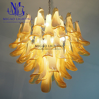 Lustre classique médiéval français, suspension en verre soufflé à la main, dégradé ambre-blanc, à pétales superposés et décalés, pour salon et salle à manger