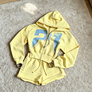Tuta in Felpa Francese con Logo Personalizzato per Donne, Felpa Corta con Zip e Borchie Stile Y2k e Pantaloncini, Abbigliamento Streetwear Femminile - Product Image 1