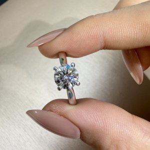 1 克拉实验室培育圆形明亮式切割钻石 IGI 认证白金 18K 女士经典订婚戒指和结婚戒指 - Product Image 2