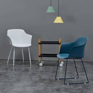 Forman-Silla de comedor de plástico francés para interiores, muebles de brazo de silla estilo minimalista rústico, con diseño de tienda de pizza - Product Image 6