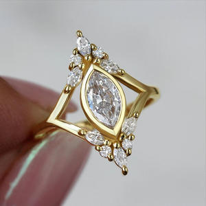 Anello di fidanzamento da donna in oro giallo con diamante taglio marquise e pietre laterali naturali colore D - Product Image 1