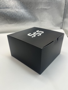 Tùy chỉnh hộp mũ đen với logo màu trắng Kích thước tiêu chuẩn cán bóng mờ dập nổi - Product Image 3