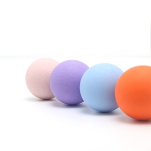 Pelota de masaje de fascia para yoga y fitness con logotipo personalizado para relajar los tejidos musculares profundos - Product Image 1