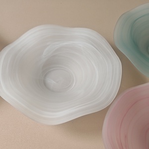 <span class=keywords><strong>Assiette</strong></span> ronde en <span class=keywords><strong>verre</strong></span> artisanal durable au design contemporain et moderne, motif uni, en stock pour les événements festifs et les mariages - Product Image 4