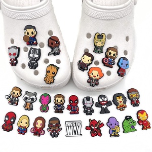 Accessoires DIY pour chaussures <span class=keywords><strong>Crocs</strong></span> Avengers <span class=keywords><strong>Marvel</strong></span> Hero : Boucles de chaussures en forme de fleur en PVC souple, bijoux décontractés pour le quotidien - Product Image 2