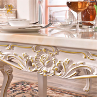 Ensemble de table à manger en marbre sculpté de style royal vintage, cadre en bois massif, table dorée et chaise en cuir