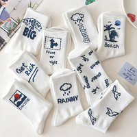 Les chaussettes blanches en pur coton absorbent la sueur et les chaussettes mi-longues respirantes pour le printemps et l'automne