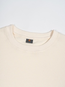 T-shirt <span class=keywords><strong>Termica</strong></span> da <span class=keywords><strong>Uomo</strong></span> in Cotone a Maniche Lunghe Oversize Personalizzata con Stampa Streetwear in <span class=keywords><strong>Maglia</strong></span> Waffle Pesante - Product Image 2