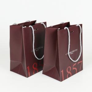 Bolsa de Papel de Regalo de Lujo con Diseño de Logotipo Personalizado, Impresa a Medida, de Alta Calidad, con Asa de Cinta Plateada - Product Image 6