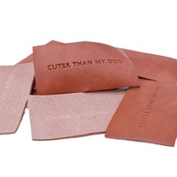 Étiquettes personnalisées en cuir PU texturé de luxe, gaufrées en 3D, estampées à chaud or, forme personnalisée, impression CMJN, logo personnalisé