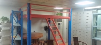 Plancher de mezzanine multicouche robuste avec escaliers, plate-forme de grenier de stockage industriel à cadre empilable en acier