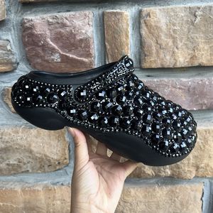 Sabots compensés en EVA à strass tendance, noirs, à bout fermé, avec boucle, pour femmes, dessus en PVC, doublure en PU - Product Image 1