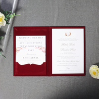 Invitation de mariage en velours bordeaux avec monogramme floral doré et enveloppe doublée pour cérémonie et réception