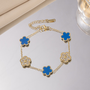 เครื่องประดับแฟชั่นใหม่สำหรับผู้หญิง สร้อยข้อมือรูปดอกไม้ชุบทอง 18K สร้อยข้อมือโคลเวอร์ห้าแฉกประดับคริสตัล สแตนเลสกันน้ำ สร้อยข้อมือนำโชค - Product Image 4