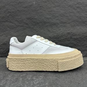 Chaussures de course tendance respirantes en cuir véritable avec semelle intermédiaire en caoutchouc pour hommes, blanches, à lacets, avec fonction rehaussement - Product Image 6