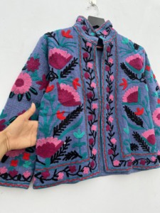 Chaqueta Vaquera Bordada Suzani de Algodón Hecha a Mano para Mujer, Abrigo de Invierno con Decoración de Piel, Estilo Bomber Informal, Logotipo Personalizado - Product Image 6
