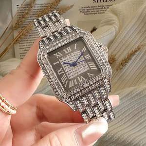 Relojes de Pulsera de Cuero con Correa de Aleación de Cuarzo de Lujo para Mujer - Estilo Ejecutivo y de Dibujos Animados - Product Image 3