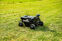 Petite plateforme robotique autonome à quatre roues avec positionnement pour la patrouille de sécurité des prairies, la transmission de données et les travaux environnementaux