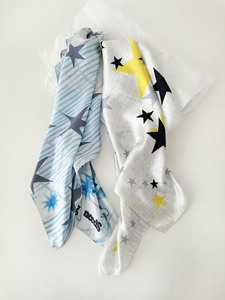 Sciarpa in Seta con Stelle Scintillanti, Design Originale, Bandana Unica e Trendy per Donne, Versatile Sciarpa Quadrata Decorativa Chic - Product Image 4