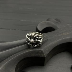 Anillo grande Guardian de oro de 18 quilates con diseño de enredadera cruzada para hombre - Product Image 2