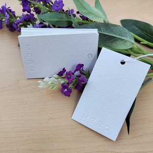 Étiquette volante personnalisée de haute qualité en papier texturé avec logo en creux pour vêtements et accessoires de mode - Product Image 3