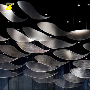 Grande composition LED suspendue en forme de poisson - Décoration de plafond sculpturale artisanale pour restaurants et halls commerciaux - Product Image 6