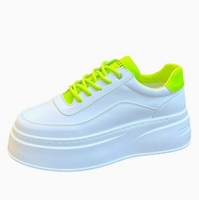 Chaussures pour hommes respirantes, nouvelles, à semelle épaisse, augmentant la hauteur, blanches, tendance, polyvalentes, décontractées, style board.